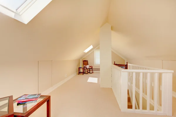 Heller, sauberer Dachboden im kleinen Haus. — Stockfoto