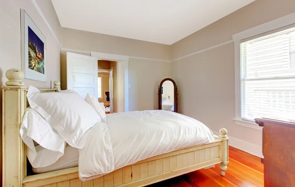 Heldere slaapkamer met witte bed en beige muren. — Stockfoto
