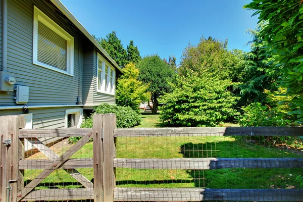 Huis en schuur in de achtertuin met appelboom. — Stockfoto