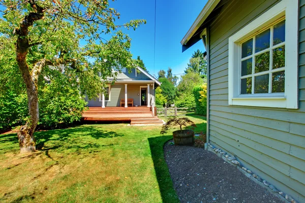 Huis en schuur in de achtertuin met appelboom. — Stockfoto