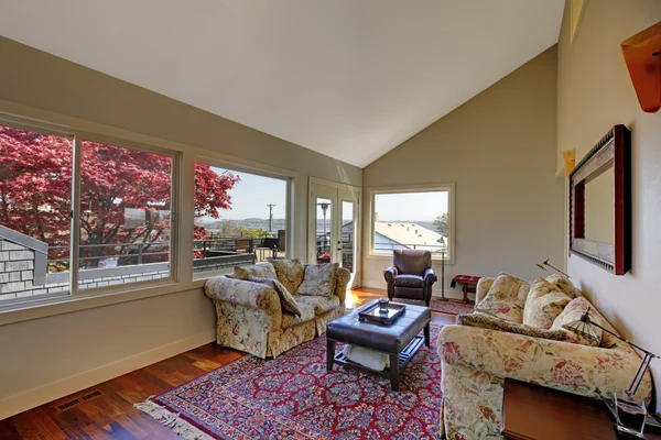 Living room with many windows and red rug. — Stock Photo, Image