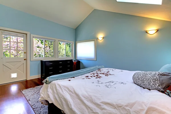 Blått sovrum med säng och takfönster. — Stockfoto