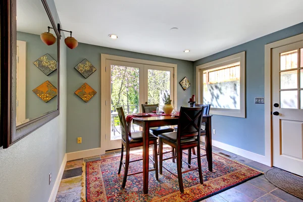 Sala de jantar azul com tapete vermelho e mesa alta . — Fotografia de Stock