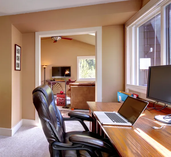 Home Office und Computer und Stuhl mit braunen Wänden. — Stockfoto