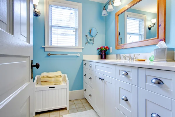 Blue and white bathroom with lots of storage space. — Stock Photo, Image