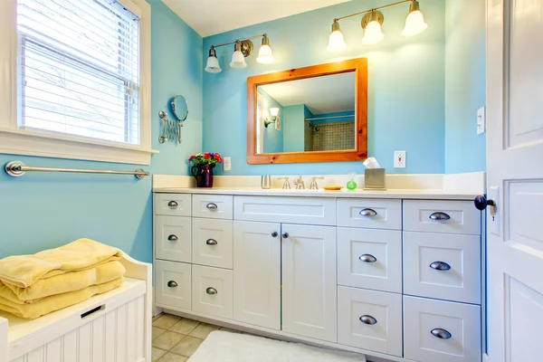 Blue and white bathroom with lots of storage space. — Stock Photo, Image