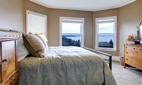 Dormitorio con paredes marrones y vista al agua . —  Fotos de Stock