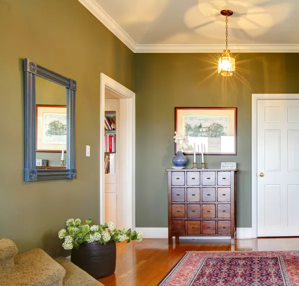 Classic Hallway with green walls, flowers and rug. — Stock Photo, Image