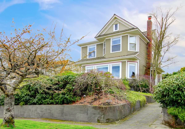 Paisaje de primavera con casa de estilo artesano americano clásico . —  Fotos de Stock