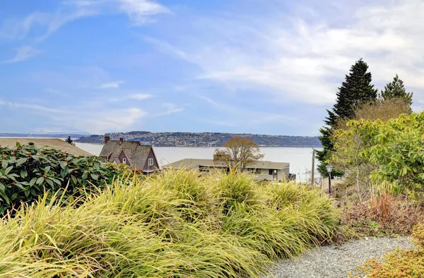 Dark and cloudy Tacoma winter with frot yard landscape. — Stock Photo, Image