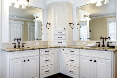 Çift lavabo ile lüks büyük beyaz ana banyo dolapları.
