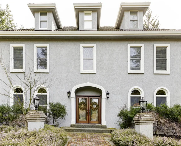 Home Exterieur eines großen grauen klassischen Hauses mit vielen schmalen Fenstern. — Stockfoto