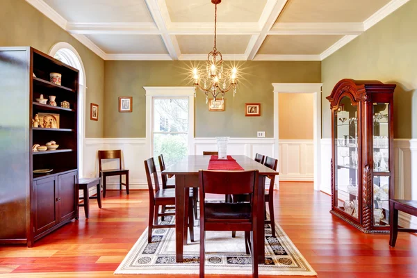 Lyxiga eleganta gröna matsalen med körsbär golv. — Stockfoto
