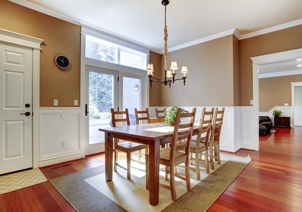 Grande sala de jantar bege brilhante com madeira de cereja . — Fotografia de Stock