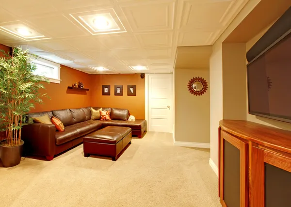 TV mídia cave sala de estar com sofá de couro . — Fotografia de Stock