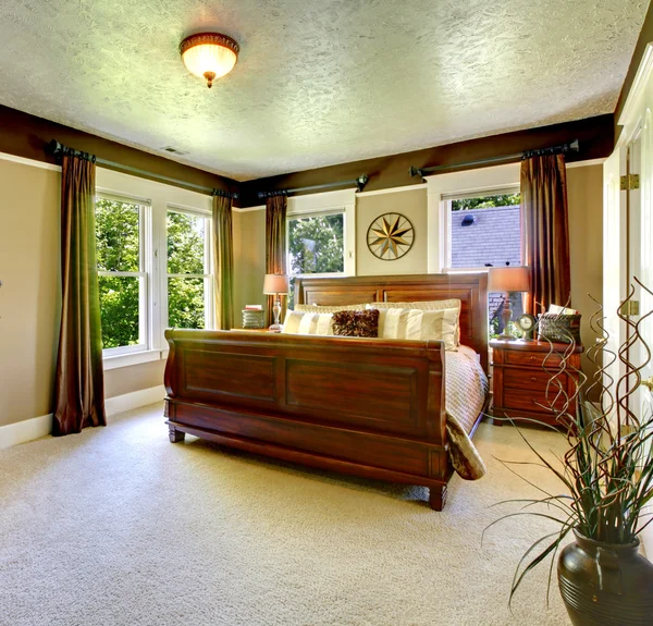 Elegante dormitorio verde con cama grande y cortinas . —  Fotos de Stock