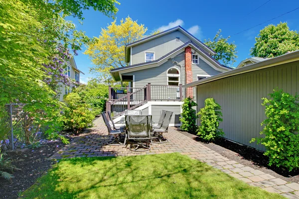 Hus med bakgården sitter område och garage vägg. — Stockfoto