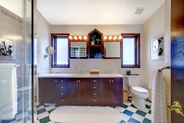 Cuarto de baño con ducha, armario de madera oscura, azulejos cuadrados . —  Fotos de Stock