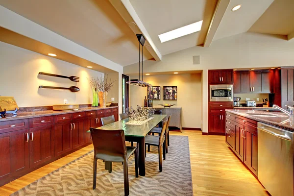 Luxe moderne eetkamer met mahoniehouten keuken. — Stockfoto