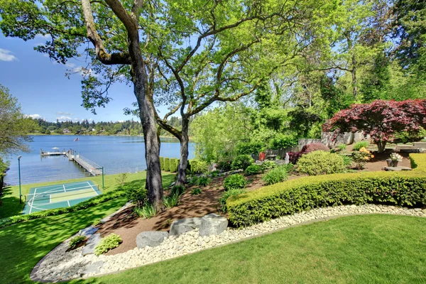 Lujo vista al lago inmobiliario desde el balcón de casa . —  Fotos de Stock