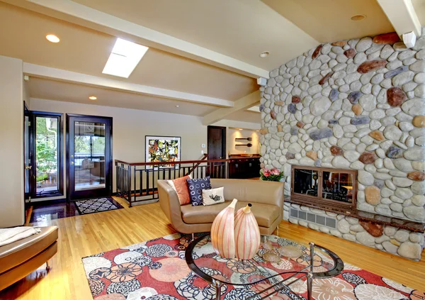 Otworzyć luksusowy dom wnętrze salonu i kamienny kominek. — Zdjęcie stockowe