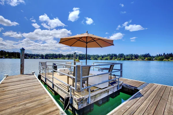 Lago com cais de madeira e balsa de festa privada . — Fotografia de Stock