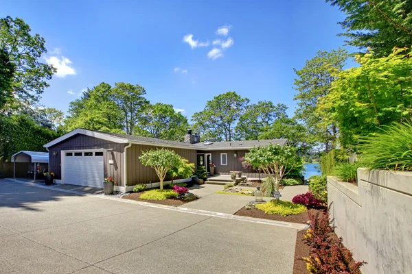 Bella casa con garage, vista lago e ampio cortile anteriore . — Foto Stock