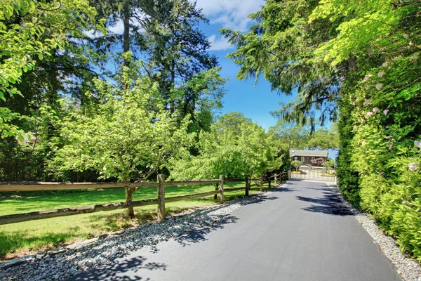 Bella casa con cancelli privati, lungo vialetto e giardino . — Foto Stock