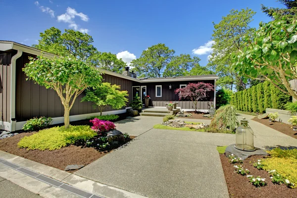 Bella casa con garage, vista lago e ampio cortile anteriore . — Foto Stock