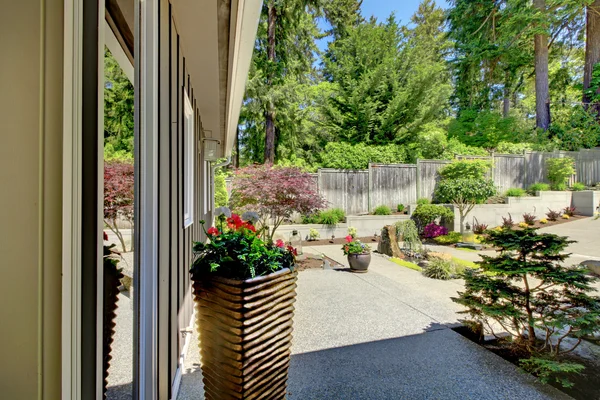 Lado de la casa woth patio paisaje y ventana . — Foto de Stock