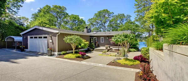 Bella casa con garage, vista lago e ampio cortile anteriore . — Foto Stock