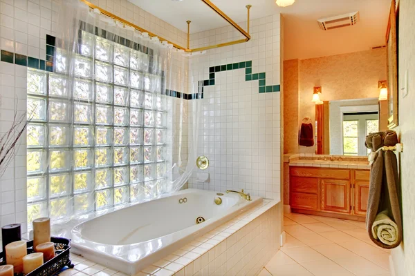 Cuarto de baño con pared de cristal y bañera . —  Fotos de Stock