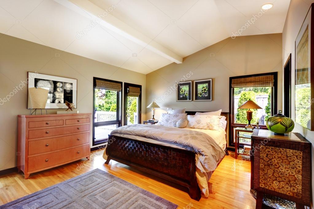 moderne luxe slaapkamer met bed, dressoir en nachtkastje — Stockfoto ... moderne luxe slaapkamer met bed, dressoir en nachtkastje — Stockfoto ...