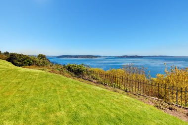 Görünüm ve hill çim ile su. tacoma, wa içinde özel mülk.