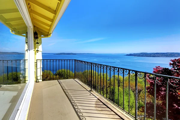 Casa varanda com vista incrível de água e grades de metal . — Fotografia de Stock