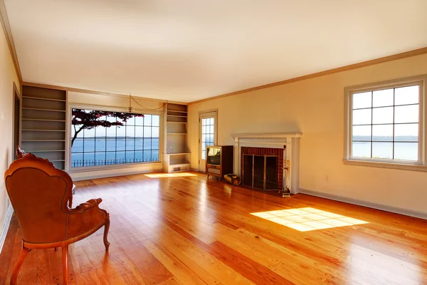 Grand salon vide intérieur avec cheminée . — Photo