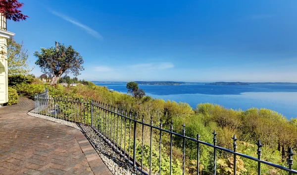 House with amazing water view. — Stock Photo, Image