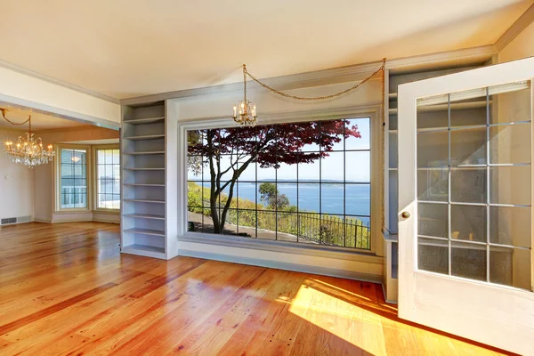 Leere Zimmer mit Wasserblick und großen Fenstern. — Stockfoto