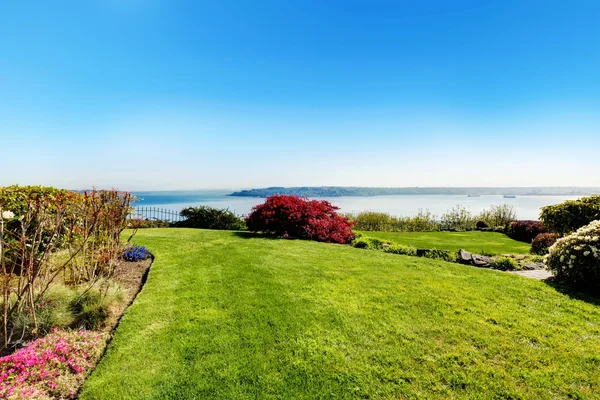 Frühlingslandschaft mit Blick auf das Wasser in tacoma, wa. — Stockfoto