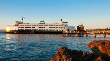 Mukilteo Bainbridge'e washington eyaleti feribot günbatımı sırasında.