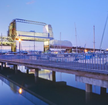 Tacoma Köprüsü ve iskelesi ile downtown marina.