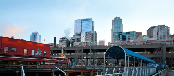 Seattle paseo marítimo cerca del acuario con puerto deportivo y barcos . — Foto de Stock