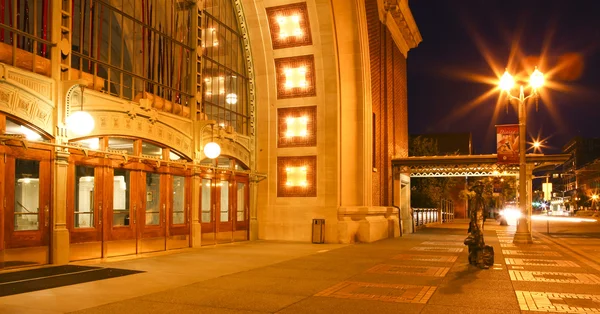 Szobor közelében tacoma courthouse naszuton éjjel. — Stock Fotó