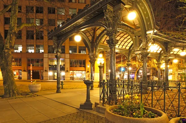 Pioneer square i seattle på vårvintern natten. tomma gatan. — Stockfoto