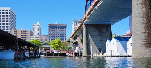 Puerto deportivo del centro de Tacoma con casas y puente grande . — Foto de Stock