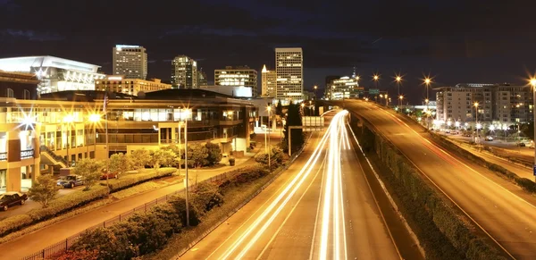 Tacoma downtown éjjel highway, court-ház és üzleti központ. — Stock Fotó