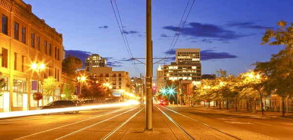 Tacoma centro por la noche calle principal - Pacific Ave . — Foto de Stock