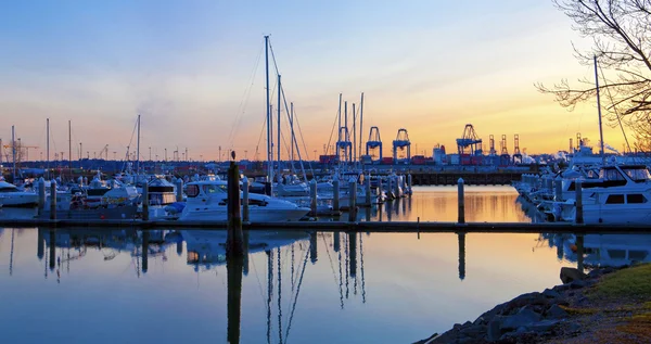 Puerto y puerto deportivo de Tacoma con embarcaciones al atardecer . — Foto de Stock