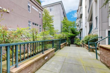 Mahkeme geçit ile modern apartman.