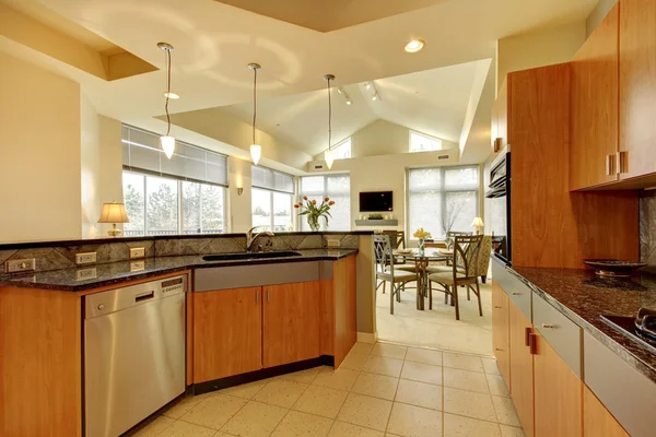 Gran cocina moderna de madera con sala de estar y techo alto . — Foto de Stock